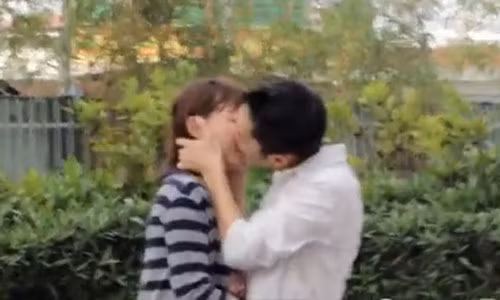 Cuong hon hang loat co gai ngay giua pho Ha Noi