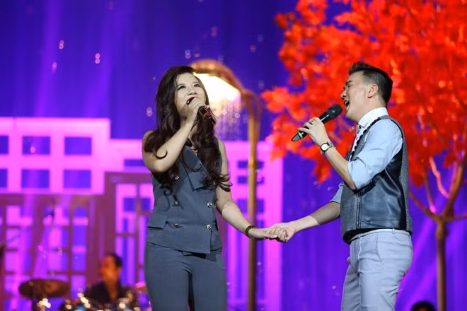 Tuy nhiên, Mr Đàm khẳng định chắc nịch, anh sẽ hỗ trợ học trò sau khi cô dừng chân tại The Voice. Giữ đúng lời hứa, HLV Giọng hát Việt đưa Phượng Vũ tham gia liveshow "Mùa thu trong mưa", được tổ chức tối 5/9.