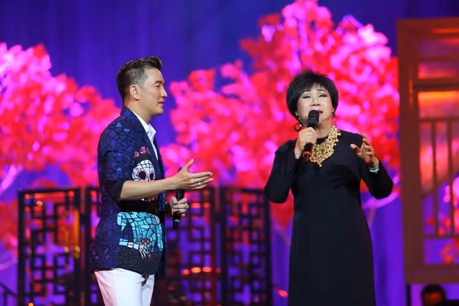 Đàm Vĩnh Hưng cũng có phần song ca riêng với các danh ca Giao Linh, Phương Dung, Lệ Thu.