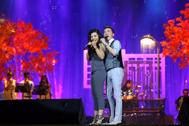 Đàm Vĩnh Hưng song ca với Phượng Vũ ca khúc "Tiếng mưa đêm". Cô gái "vừa ăn vừa hát" thể hiện thêm nhạc phẩm "Vết thương cuối cùng".