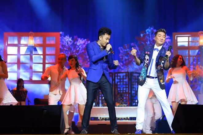Ngoài Phượng Vũ, Mr Đàm còn có phần song ca với Dương Triệu Vũ...