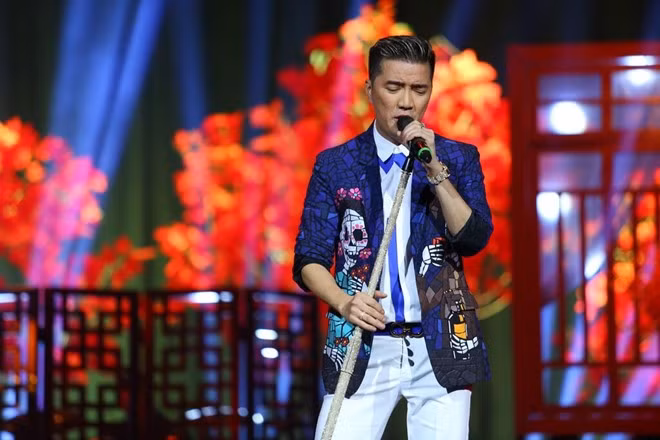 Trong phần 2, Đàm Vĩnh Hưng gửi đến khán giả những ca khúc về tình yêu như Hẹn hò, Thương tình nhân, Lời đắng cho cuộc tình, Trời còn mưa mãi, Đường xa ướt mưa và Triệu đóa hồng.