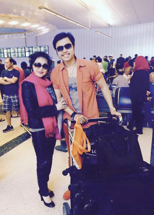 Khác với Diễm My, người mẫu Vũ Hoàng Việt lại hạnh phúc tràn đầy cùng bồ già tỷ phú. Trước ngày Valentine Vũ Hoàng Việt cũng đã đáp máy bay sang Mỹ cùng người yêu. Dịp lễ tình nhân năm 2014, nam người mẫu đã tặng nhẫn cầu hôn với bồ già nhưng bị nữ đại gia từ chối. Cặp đôi này chưa muốn tiến tới hôn nhân mà chỉ dừng lại là tình nhân của nhau.