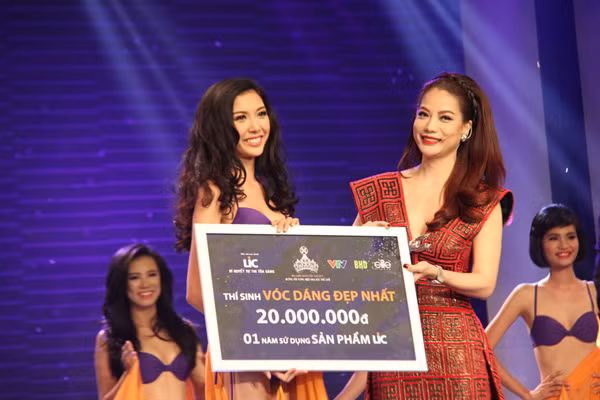 Trương Ngọc Ánh trao giải phụ thí sinh có vóc dáng cải thiện nhất cho thí sinh Phạm Hồng Thúy Vân.