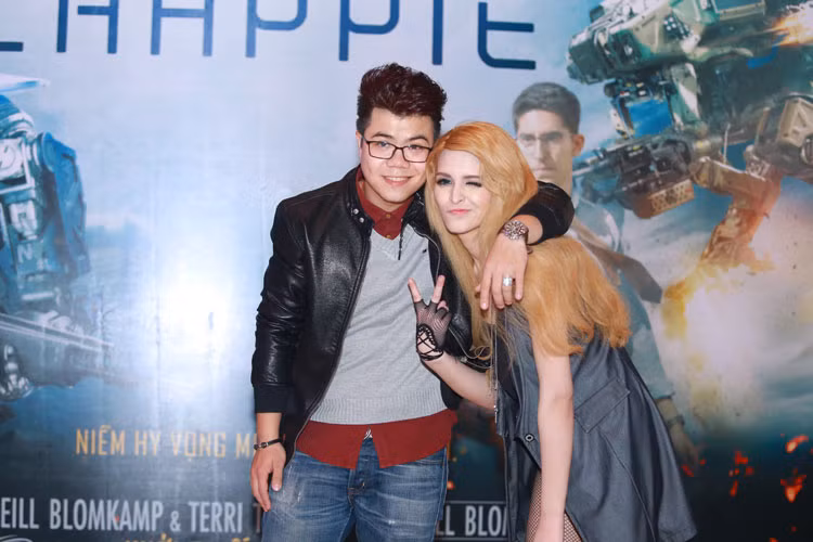 Người mẫu gốc Tây Ban Nha nhí nhố cùng ca sĩ Đinh Mạnh Ninh.