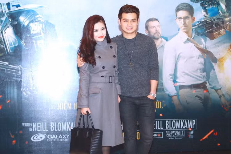 Cặp đôi tình cảm khi tạo dáng cùng nhau.