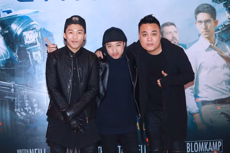 Bộ ba Mr.T, Mr. A và Lil Knight. Bộ phim "Chappie" xoay quanh câu chuyện về một chú robot của lực lượng cảnh sát Johannesburg, bị hỏng sau một trận đánh, Chappie được Deon – một nhà khoa học trẻ khôi phục lại và “thổi hồn” vào biến cậu thành khác biệt. Không giống những robot khác chỉ biết nghe lệnh và thực thi, Chappie có linh hồn, có tình cảm và có suy nghĩ như một con người.