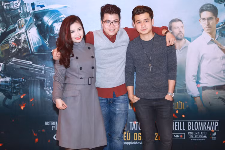 Trong buổi ra mắt phim, cặp đôi Dương Hoàng Yến - Hà Anh cũng có mặt. Nữ ca sĩ diện trang phục kín mít trong ngày Hà Nội trở lạnh.