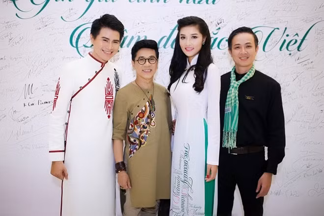 Triệu Thị Hà chụp ảnh cùng nghệ sĩ Thành Lộc và MC Vũ Mạnh Cường (ngoài cùng bên trái). Khách mời tham dự buổi ra mắt dự án đều diện áo dài truyền thống hoặc cách tân. Dự kiến, The Beauty of Vietnam sẽ có các hoạt động là show diễn áo dài Dáng Việt, tập tranh ảnh Nét Việt tôn vinh vẻ đẹp trang phục các dân tộc Việt Nam, sân khấu du lịch giới thiệu văn hóa các vùng miền và nhiều hoạt động xã hội ý nghĩa.