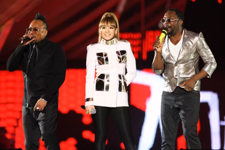 Hiện nay CL bận rộn với các hoạt động solo của mình tại Mỹ nhưng điều đó không có nghĩa là cô nàng rời 2NE1. Nhiều nghệ sĩ như William, Diplo hay Swizz Beats đều khen gợi tài năng của rapper nổi tiếng xứ Hàn này. 