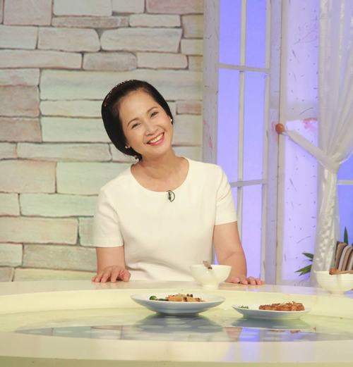 Nghệ sĩ nhân dân Lan Hương thuộc lứa diễn viên đầu tiên của Nhà hát kịch Việt Nam. Khi tham gia chương trình "Bữa trưa vui vẻ" gần đây, cô kể có lúc đã muốn bỏ nghề vì đồng lương nghề diễn không đủ sống nhưng “người nghệ sĩ như những con thiêu thân. Đèn bật lên là cứ phải lao vào dù nhiều con đã phải chết”.