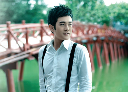 Nam ca sĩ Minh Quân ngoài đi hát còn là nhân viên của Đài tiếng nói Việt Nam với mức lương anh chia sẻ vào năm 2014 là 5 triệu đồng. Năm nay, anh được nâng bậc lương nhưng cũng không thấm tháp so với chi phí sinh hoạt. Cuộc sống của anh chủ yếu dựa vào tiền cát-sê từ các show diễn bên ngoài.