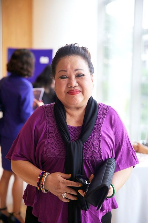 Nghệ sĩ nhân dân Ngọc Giàu có hơn 40 năm gắn bó với sân khấu với hơn 100 vai diễn cải lương, khoảng 50 vở kịch, hàng chục phim truyện nhựa, video, tấu hài nhưng vẫn không đủ sống với đồng lương hiện tại. Bà tâm sự: “Cát-sê giờ coi như không có vì cũng chẳng đáng là bao. Nghệ sĩ như tôi bây giờ mà nói dựa vào đồng lương để sống thì không có. Hiện tại tôi sống bằng số tiền tích lũy mấy chục năm qua”.