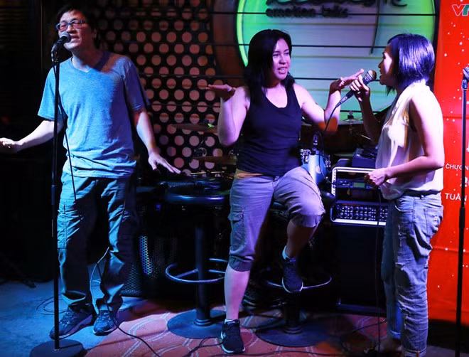 Phương Thanh song ca cùng chủ nhân đêm nhạc ca khúc "Cà phê một mình". Chị Chanh tiết lộ rất hâm mộ cặp đôi Phương Thảo - Ngọc Lễ suốt 25 năm nay vì tình yêu vững bền của họ.