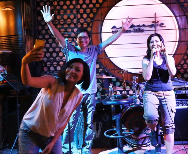 Vừa vào phòng tập, giọng ca "Trống vắng" chụp ảnh "selfie" cùng vợ chồng ca sĩ, nhạc sĩ.