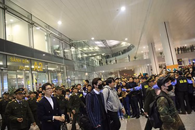 Các mỹ nam bước ra trong sự bảo vệ nghiêm ngặt của lực lượng an ninh.