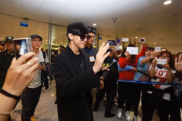 Thành viên BamBam của GOT7 thân thiện với fan.