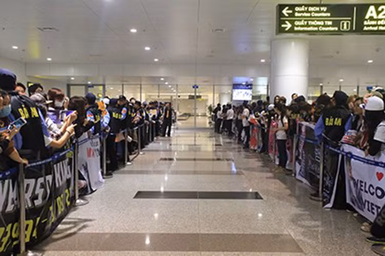 Trước đó, các FC đã tụ tập tại Nội Bài từ khoảng 5h chiều. Tuy đông nhưng tình hình không hề lộn xộn mà được kiểm soát khá chặt chẽ.