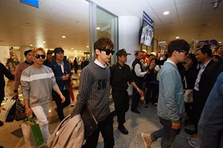 Họ nhanh chóng di chuyển ra xe để về khách sạn.