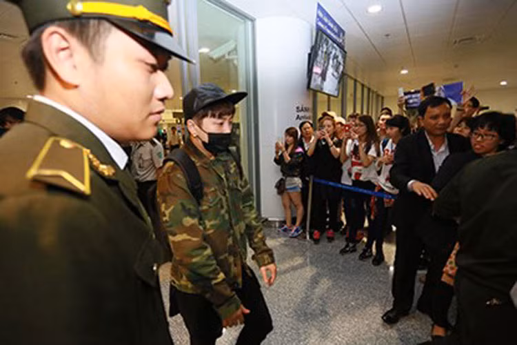 Các thành viên chủ yếu đội mũ và đeo khẩu trang đen.