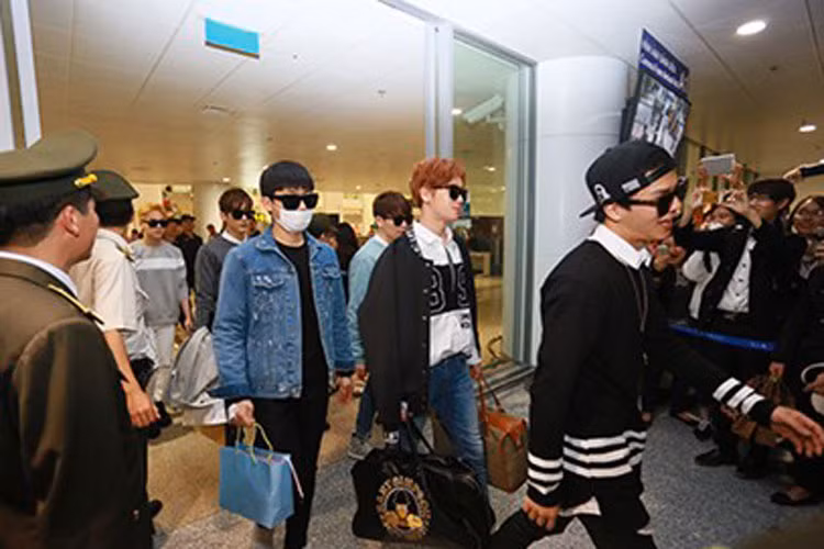 Các thành viên Teen Top trong trang phục đơn giản nhưng vẫn sành điệu.