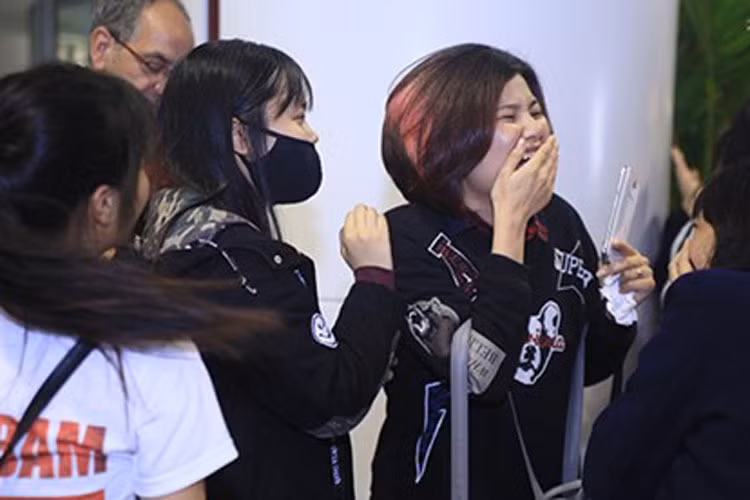 Các cô gái trẻ không kìm được xúc động.