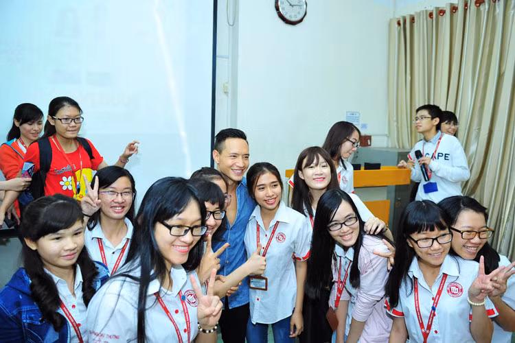 Trong buổi giao lưu, ngoài việc chia sẻ kinh nghiệm, cặp đôi "Hương Ga" cũng dành thời gian chụp ảnh cùng các fan.