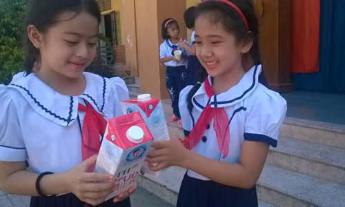 TH true MILK tang 400.000 ly sua cho hoc sinh Nghe An