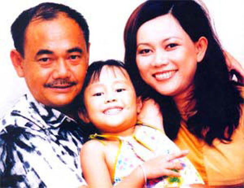 Trong một bài phỏng vấn gần đây, nghệ sĩ Việt Anh chia sẻ, vì không ở bên chăm sóc, dạy dỗ nên tiết kiệm được bao nhiêu tiền, ông dành dụm gửi cho cô con gái đang sống ở Australia cùng vợ cũ. Cũng vì muốn lo cho con mà nghệ sĩ vẫn ở nhà nghỉ, không mua nhà và chưa nghĩ tới chuyện tái hôn. Ở tuổi trung niên, ông vẫn lao động chăm chỉ để mang tới những điều kiện tốt nhất cho con.