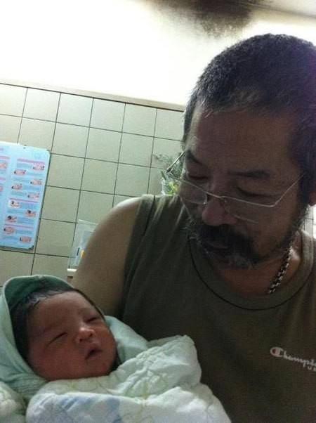 NSND Lê Hùng từng chia sẻ, có con nhỏ, ông không có quyền già, không có quyền ngồi nhà chơi cờ, chim muông, cá cảnh mà phải đi làm, kiếm tiền để mua sữa, nuôi con ăn học và lo cho tương lai của con.