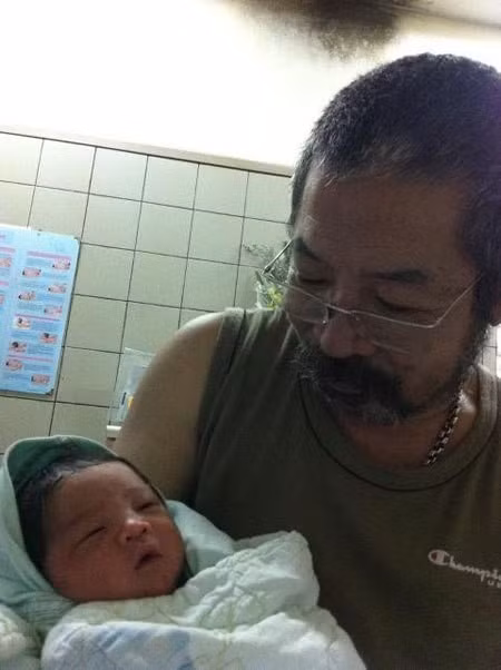 NSND Lê Hùng từng chia sẻ, có con nhỏ, ông không có quyền già, không có quyền ngồi nhà chơi cờ, chim muông, cá cảnh mà phải đi làm, kiếm tiền để mua sữa, nuôi con ăn học và lo cho tương lai của con.