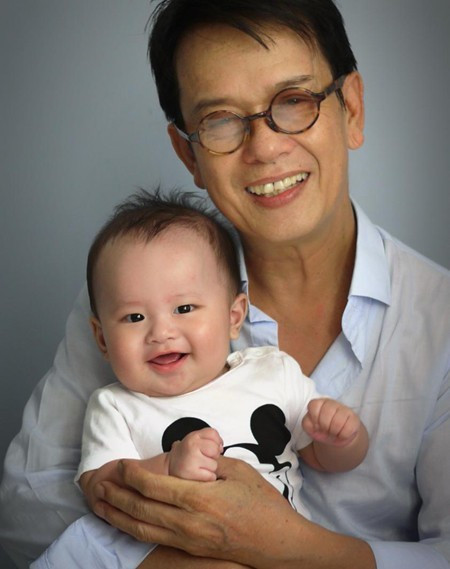 Ở tuổi 66, nhạc sĩ Đức Huy tái hôn với cô gái kém mình 43 tuổi. Ông chia sẻ, cả hai xây dựng tổ ấm sau ba năm quen biết và tìm thấy ở nhau những điểm chung từ cách sống, ứng xử hàng ngày.