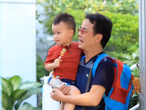 Khi cận kề tuổi 70, nhạc sĩ nổi tiếng lên chức bố lần thứ 4 khi đón cậu ấm kháu khỉnh và đáng yêu. Ở cuộc hôn nhân trước, Đức Huy có 3 người con lớn (22 tuổi, 17 tuổi, 15 tuổi) và hiện sống ở Mỹ. Tác giả của ca khúc "Và tôi cũng yêu em" hiện chăm chỉ làm việc để đảm bảo cuộc sống cho vợ trẻ, con thơ.