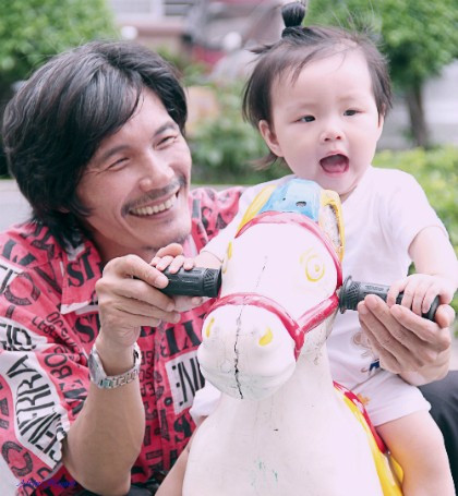 Hiện tại, Công Ninh đang làm việc hết mình để tạo điều kiện sống tốt cho con. Nam diễn viên phim "Mẹ con Đậu Đũa" chia sẻ, ông cảm thấy cuộc đời ý nghĩa hơn những lúc nhìn con gái chơi đùa.