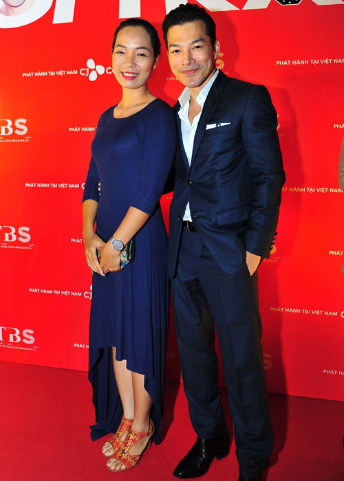 Ngoài sự kiện thảm đỏ và giao lưu, Trần Bảo Sơn cùng dàn diễn viên nổi tiếng còn đến chụp hình kỷ niệm với từng nghệ sĩ khách mời.