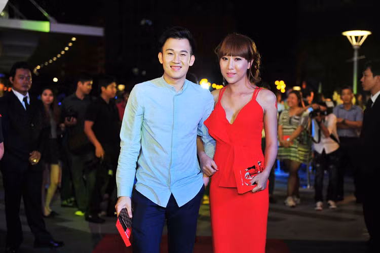 Nam ca sĩ Dương Triệu Vũ đến chúc mừng đoàn phim.