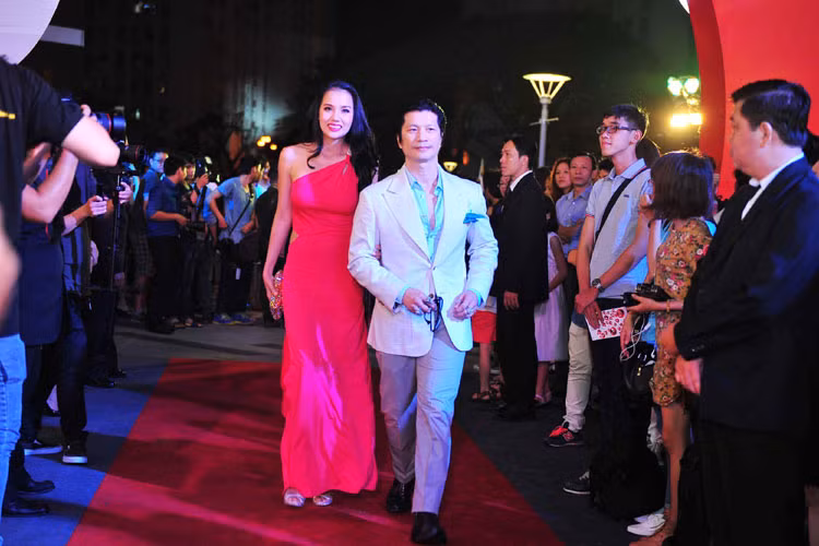 Vợ chồng Dustin Nguyễn tình cảm đến chúc mừng ê-kip của Trần Bảo Sơn và đạo diễn Lưu Huỳnh.