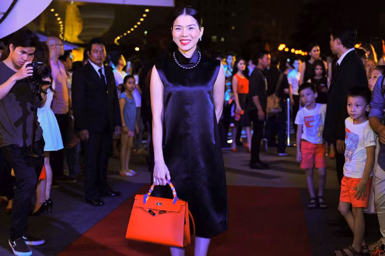 Ca sĩ Lệ Quyên rạng rỡ xuất hiện trong sự kiện.