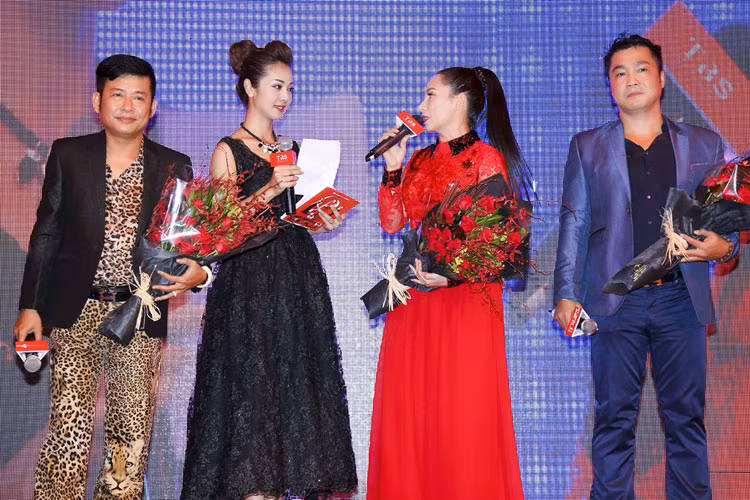 Đoàn phim giao lưu với khán giả trước giờ công chiếu. Jennifer Phạm đóng vai trò MC trong buổi ra mắt phim. Sau sự kiện ở TP HCM, “Hy sinh đời trai” sẽ có buổi ra mắt ở thủ đô Hà Nội và công chiếu ở các cụm rạp trên toàn quốc từ ngày 21/8.