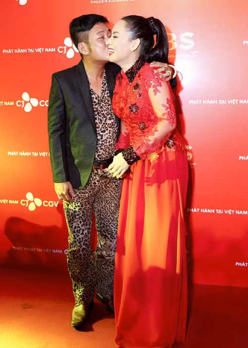 Cặp đôi diễn viên chính danh hài Tấn Beo và ca sĩ Phi Nhung thân mật trong buổi ra mắt phim. Trong phim, Tấn Beo vào vai chàng thiếu gia sợ đàn bà nhưng cuối cùng vướng lưới tình của gái quê do Phi Nhung đóng.