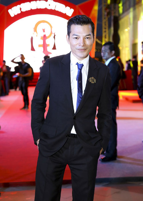 Diễn viên Trần Bảo Sơn lịch lãm trong bộ vest khi xuất hiện tại sự kiện đặc biệt. Đóng vai trò nhà sản xuất, Trần Bảo Sơn dành rất nhiều tâm huyết cho dự án phim này.