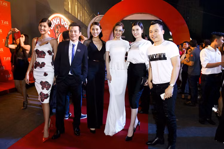 Ông bầu Vũ Khắc Tiệp cùng các chân dài đến chúc mừng Trần Bảo Sơn và Linh Chi.