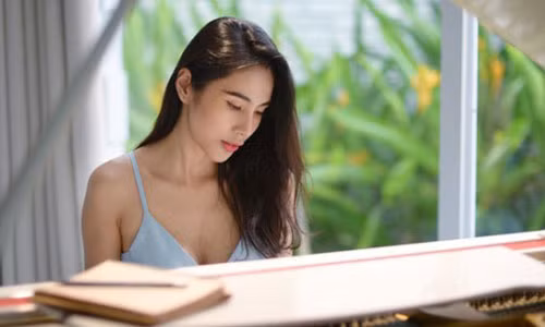 Thuy Tien khoe kheo biet thu trieu do trong MV moi