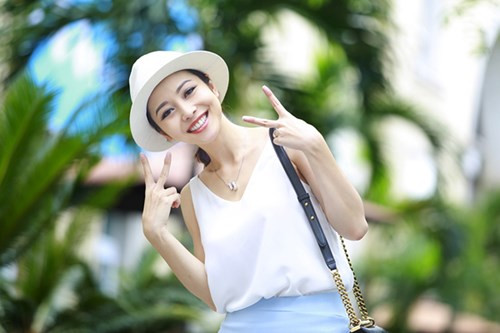 Cô tạo dáng nhí nhảnh để phóng viên ghi lại những hình ảnh xinh tươi của mình trước khi lên đường sang Hàn Quốc vào ngày 11/6 tới đây.