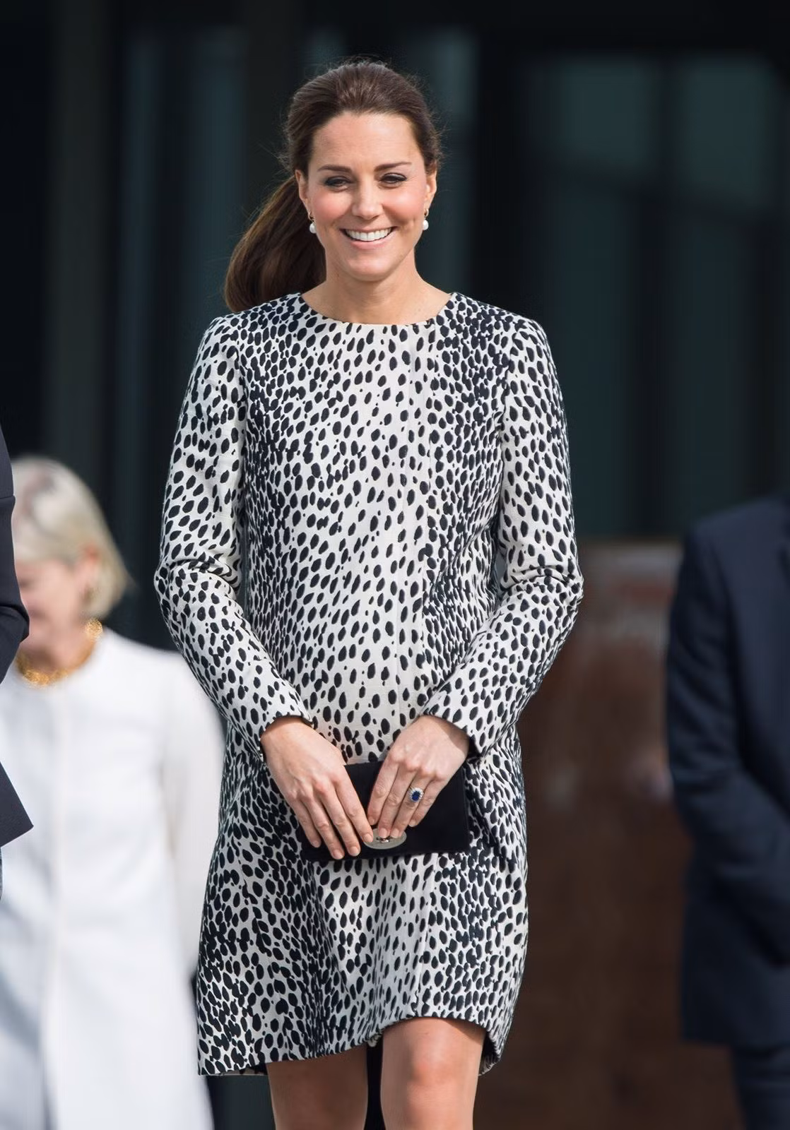 Với chuyến thăm đến Turner Contemporary Gallery, vợ của Hoàng tử William đã diện lại bộ cánh khi mang thai hoàng tử bé George và kết hợp với các phụ kiện màu đen.