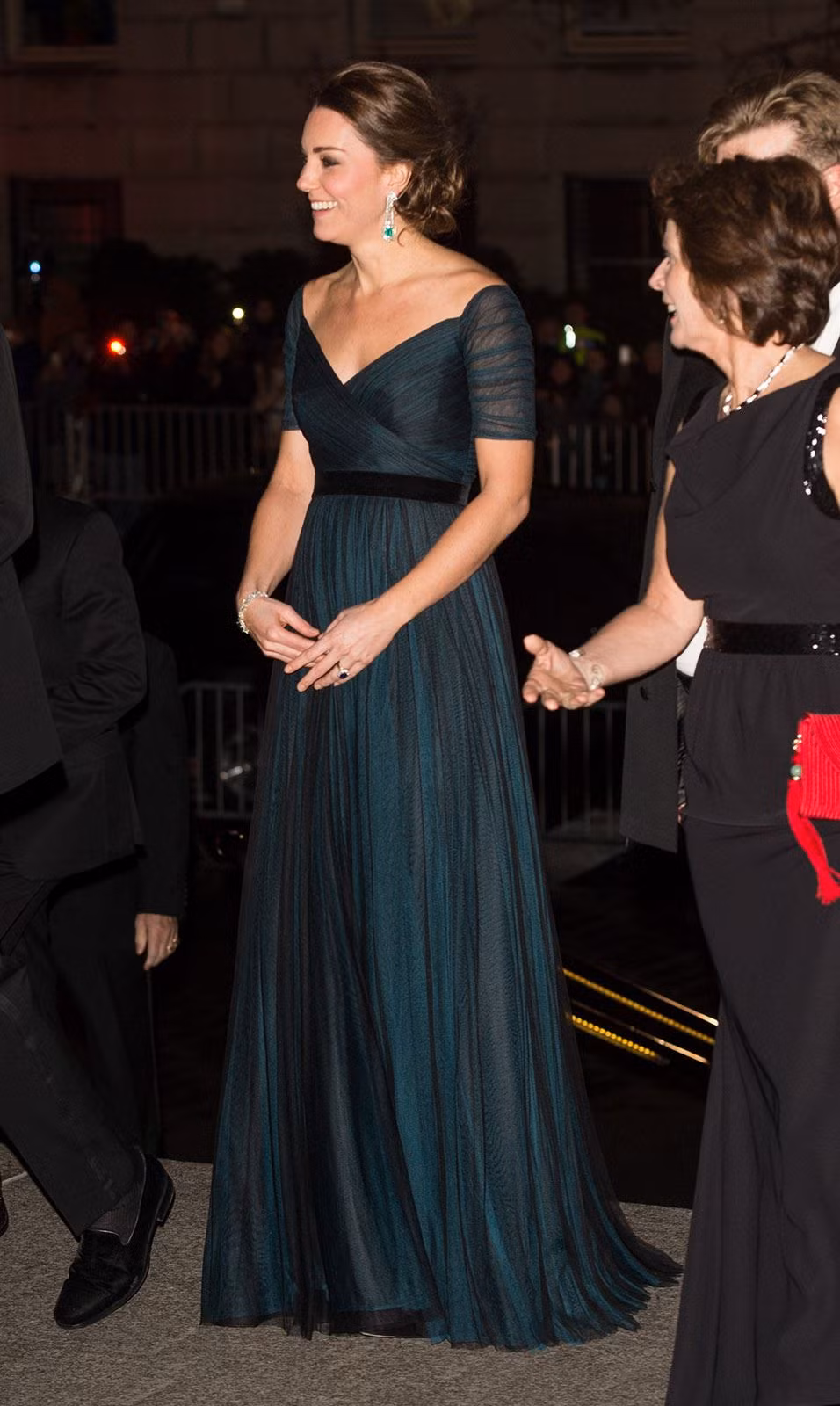 Bổ sung thêm màu tối cho phong cách mang bầu lần hai, Công nương Kate quyết định mặc bộ đầm màu xanh đậm của Jenny Packham.