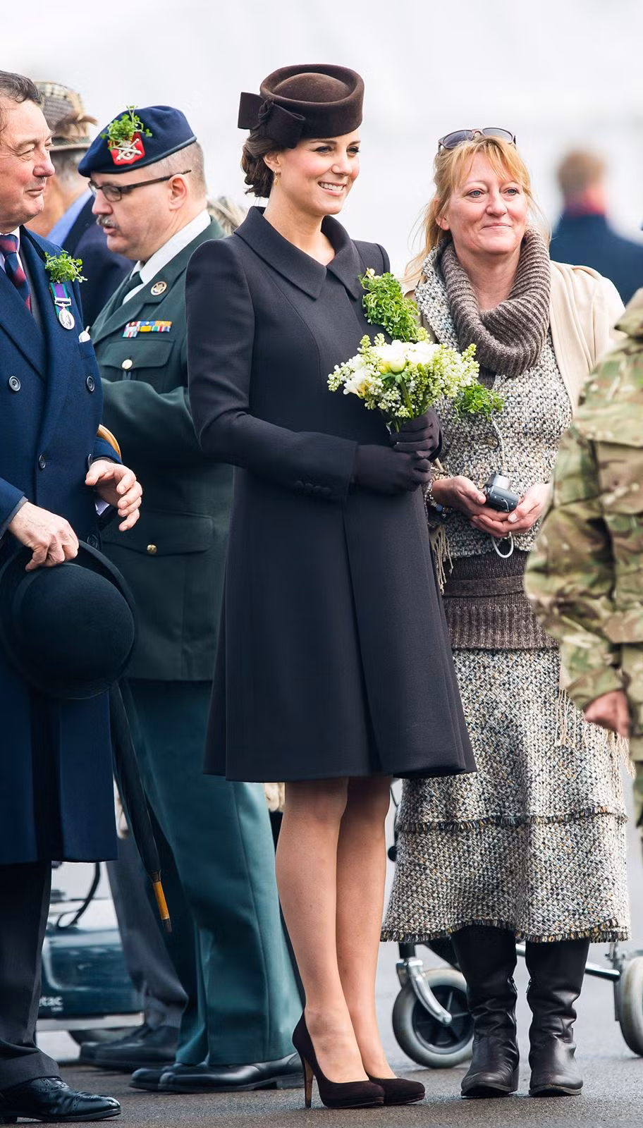 Công nương Kate gây ấn tượng với phong thái quý phái khi tham dự lễ Thánh Patrick. Cô diện chiếc áo khoác màu nâu của Catherine Walker với chiếc mũ cùng màu.