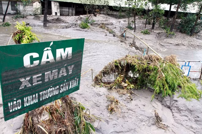 Đây chỉ là một mỏ trong số những đơn vị thiệt hại của TKV, dù chưa có con số thống kê nhưng ngành than thiệt hại hàng nghìn tỷ đồng trong trận mưa lịch sử này. (Ảnh: Khu nhà để xe cho công nhân mỏ đã bị đất đá trùm kín 80 xe máy và 1 ôtô con).