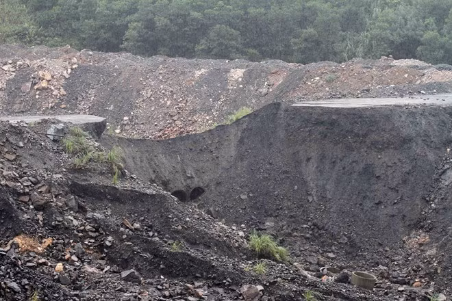 Một đoạn đường chở than cấp cho kho vận trị giá 5 tỷ đồng vừa hoàn thành đã bị lũ xuyên thủng.