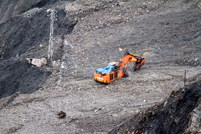 Chiếc máy xúc này cũng bị lớp đất đá vùi lấp.